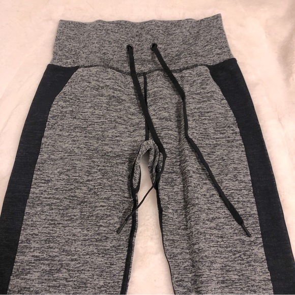 Victoria Secret’s PINK Grey and Black Active Leggings with Waist Clinching - Picture 2 of 9